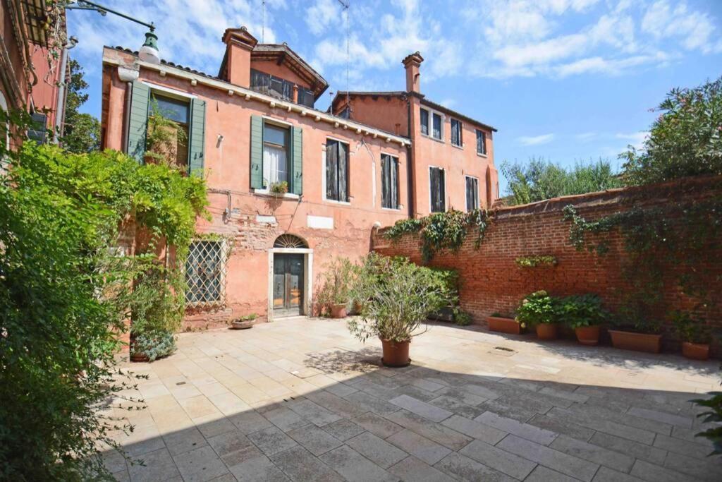 Zattere Close To Guggenheim * Venecia