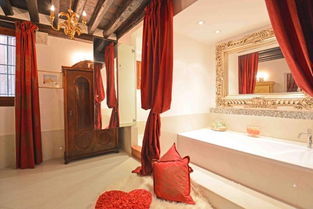 Zattere Close To Guggenheim * Venecia