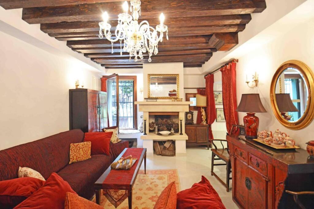 Zattere Close To Guggenheim * Venecia
